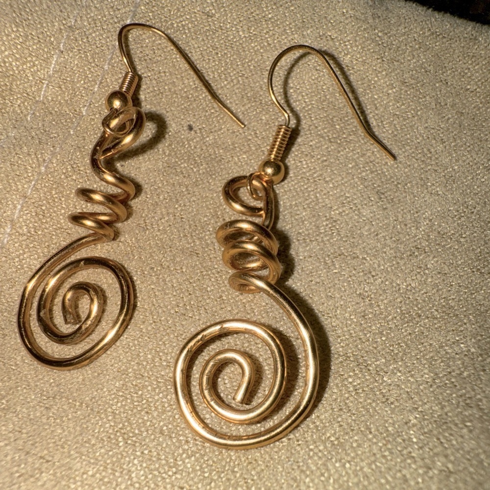 Trendy Gold swirl 2” drop earrings